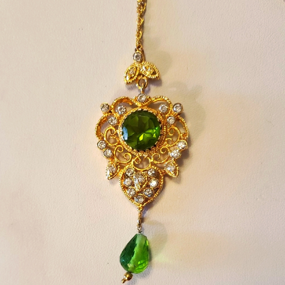Swarvoski Crystal Pendant Necklace. 3115